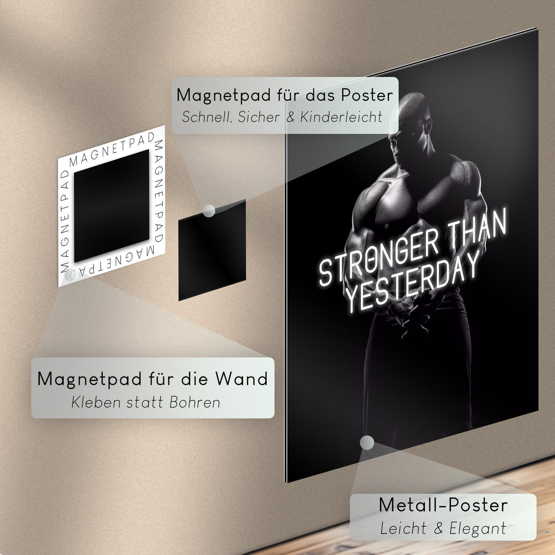 Stronger Than Yesterday - Starker Bodybuilder in Pose schwarz-weiß