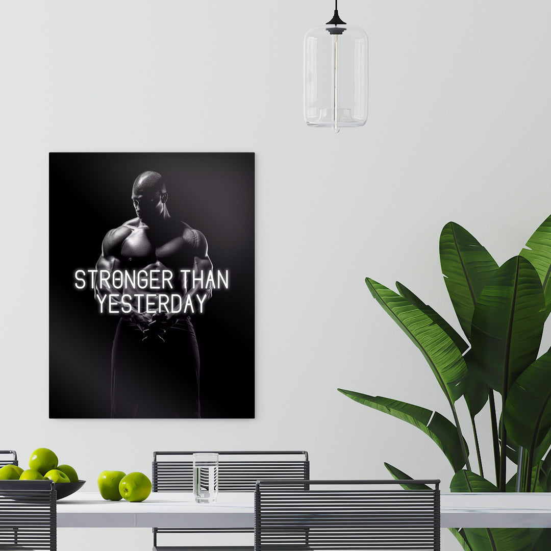 Stronger Than Yesterday - Starker Bodybuilder in Pose schwarz-weiß